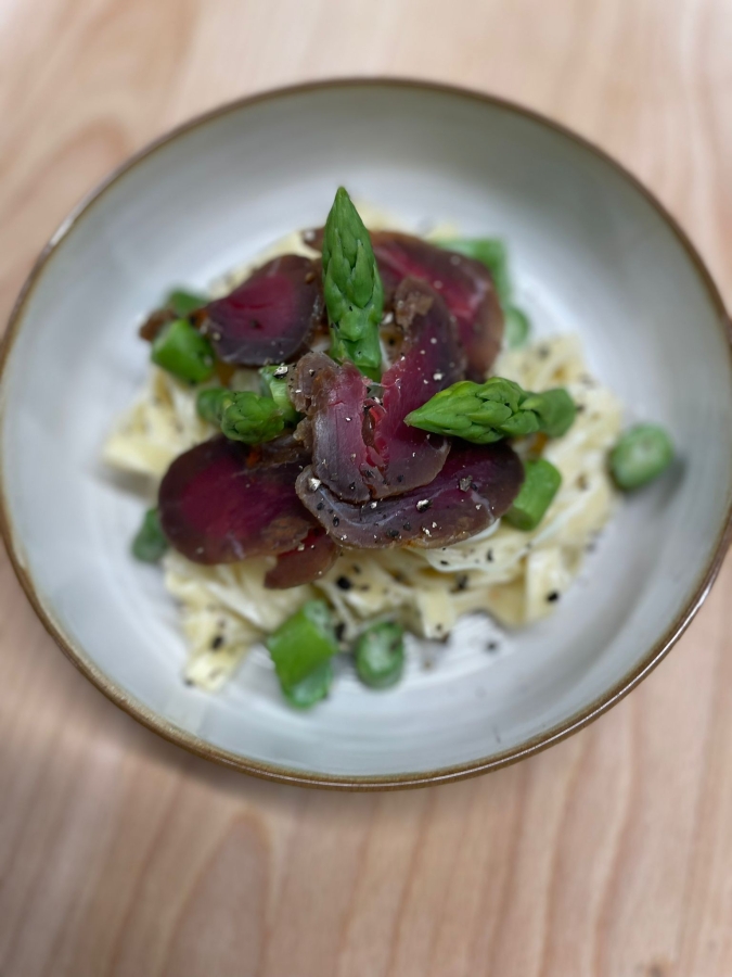 Domácí tagliatelle s chřestem, uzenou panenkou, parmezánovou omáčkou a kampotským pepřem