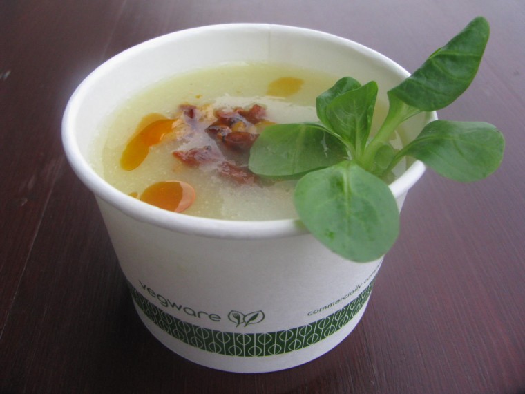 Vegetíme - Krémová polévka s bílým chřestem, sušenými rajčaty a praženými mandlemi
