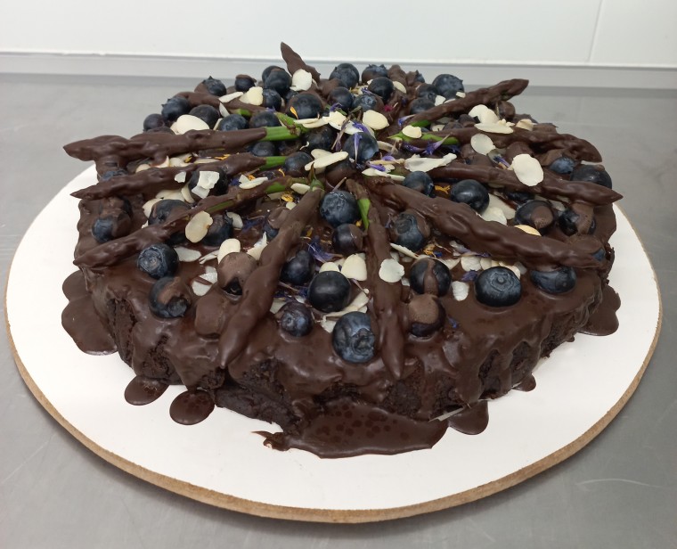 Vegetíme - Batátové brownies slazené datlemi, ovoce a zelený chřest v čokoládě